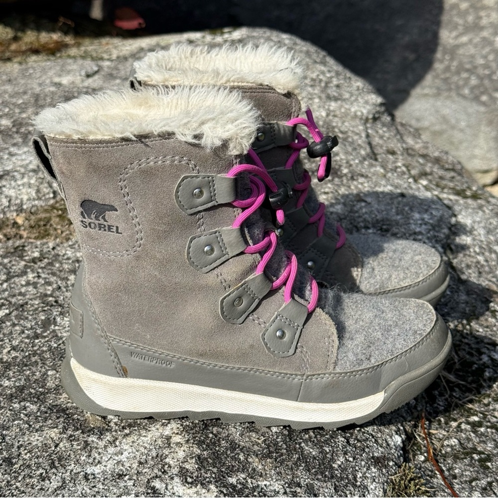 Sorel Kids Whitney II Joan Lace Up 
Gray Winter Boots with Pink Laces